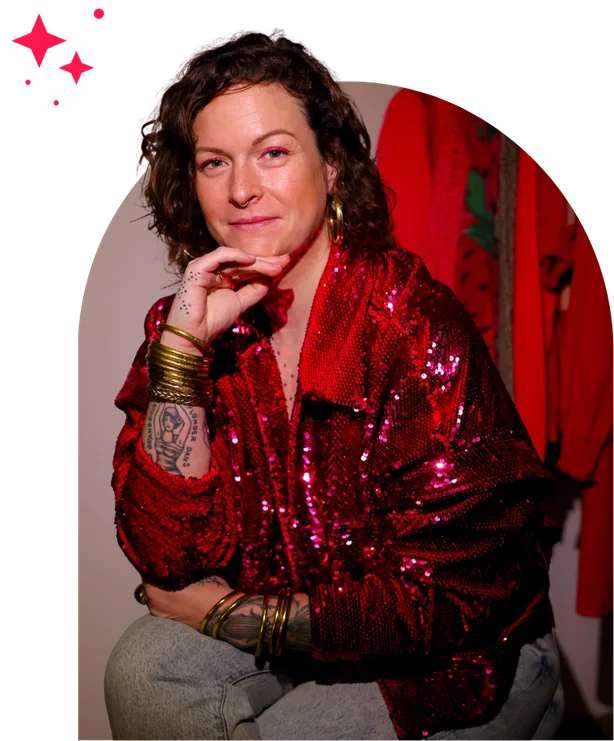 Personne en veste rouge à sequins scintillante