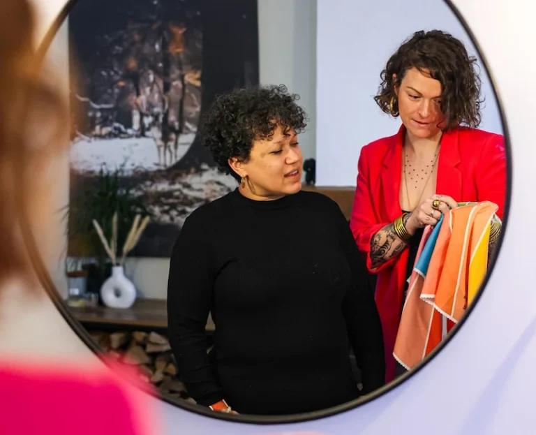 Deux femmes choisissant des échantillons de couleurs