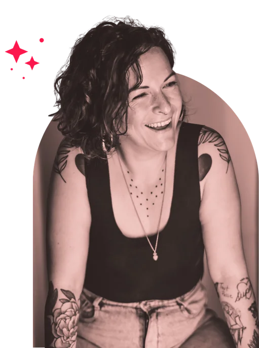 Femme souriante aux bras tatoués en portrait sépia
