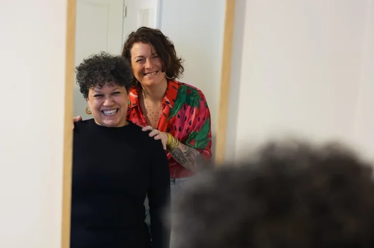 Deux femmes souriantes devant un miroir