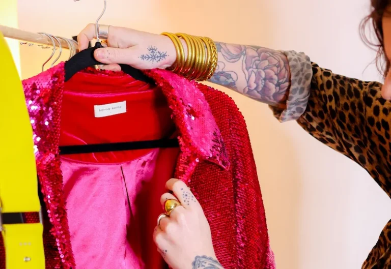 Veste rouge à sequins sur cintre